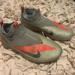Used Nike soccer cleats. Size 4Y. Bought for 75$ selling for 45$.